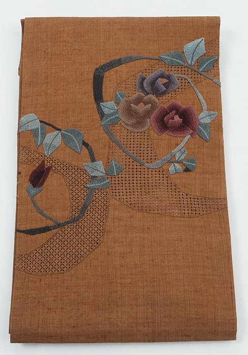 九寸名古屋帯 紬地 汕頭刺繍 相良刺繍 つる薔薇模様 お太鼓柄 正絹 10786 九寸名古屋帯 紬地 汕頭刺繍 相良刺繍 つる薔薇模様 お太鼓柄 正絹 10786